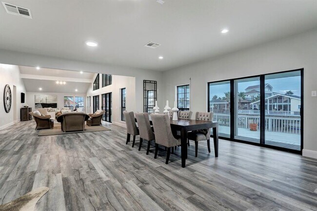Building Photo - 1239 Hawaii Dr