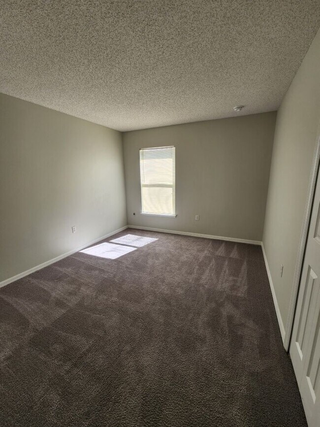 Building Photo - 4/2 Contemporary Style house