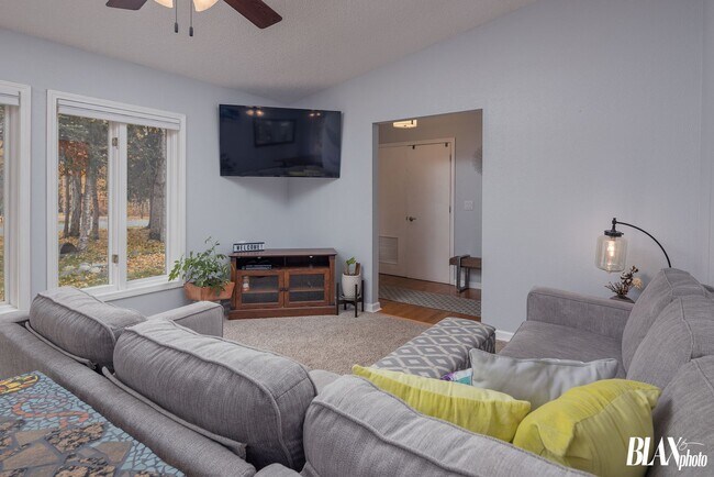 Building Photo - Beautiful modern home in an awesome neighb...