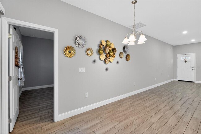 Building Photo - 717 Robin Ct