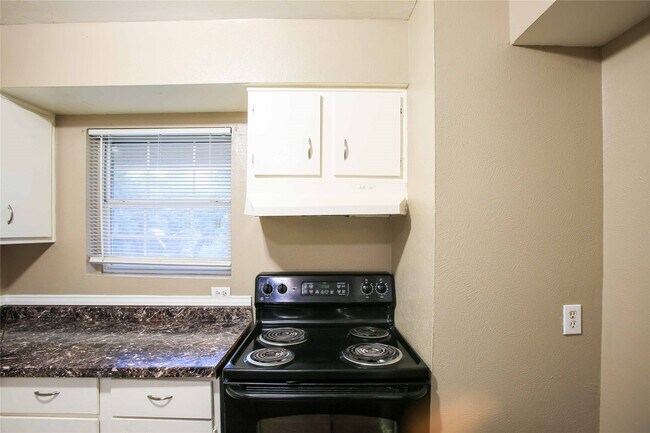 Building Photo - 9406 Grannis St