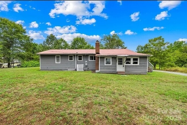 Building Photo - Country Living
