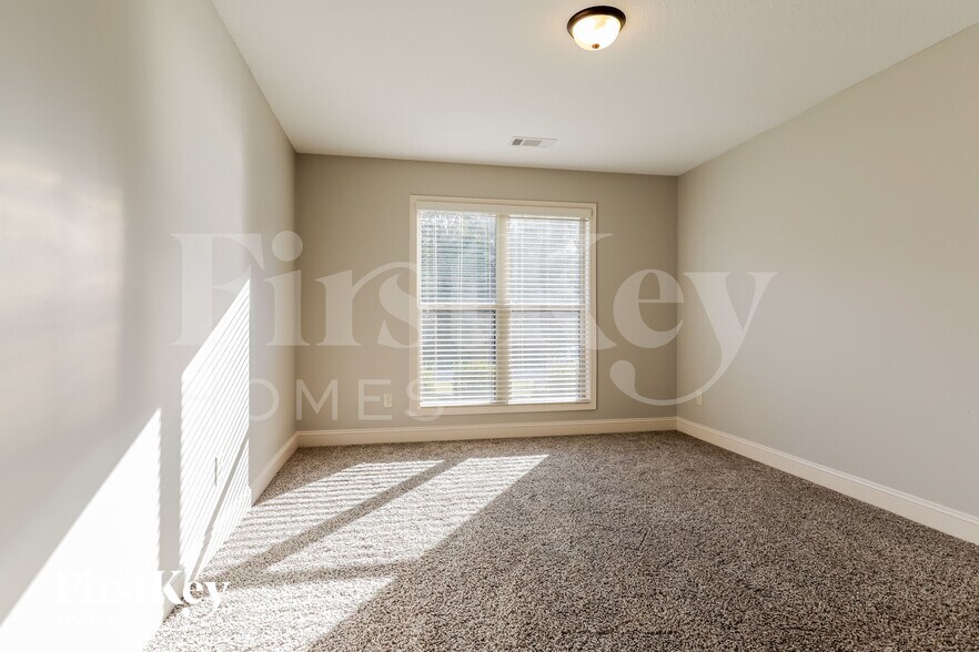 Building Photo - 1028 Lake Vista Dr