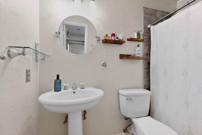 Building Photo - 6500 Martin Ct NE