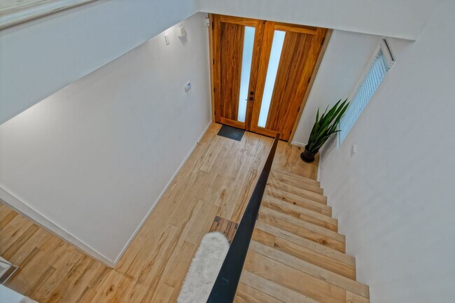 Building Photo - Custom, Modern & Spacious Tri-Level Home w...