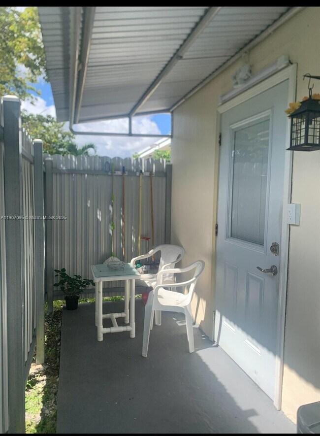 Building Photo - 570 W 46th Pl