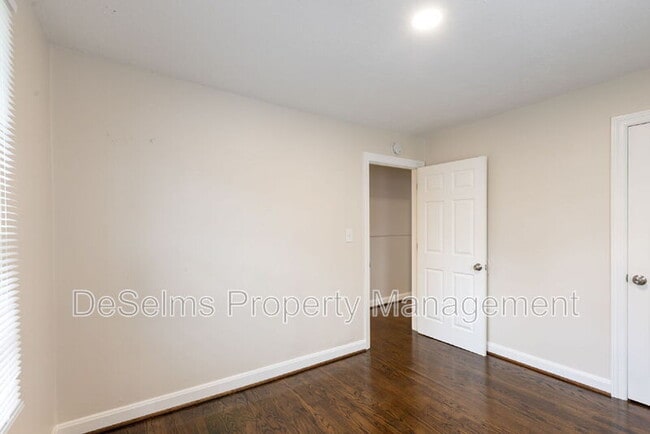 Building Photo - 916 Douglas Ave