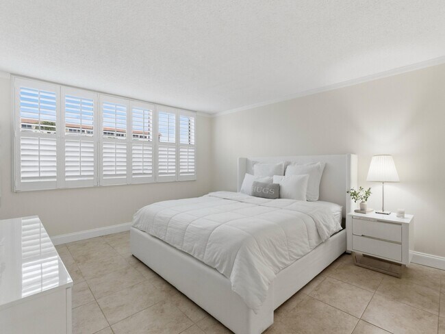 Building Photo - 911 Gardenia Dr