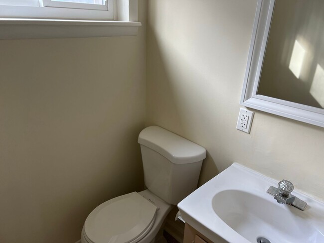 Building Photo - Lovely Split Level Close to Walter Reed, N...