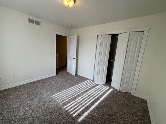 Building Photo - 4 Bedroom 3.5 Bath Townhouse Near Dell Range Blvd.