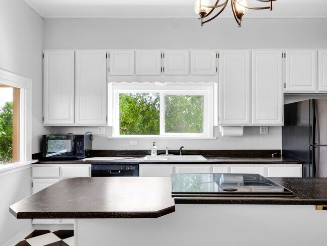 Building Photo - Beautiful, Newly Renovated Franklin House