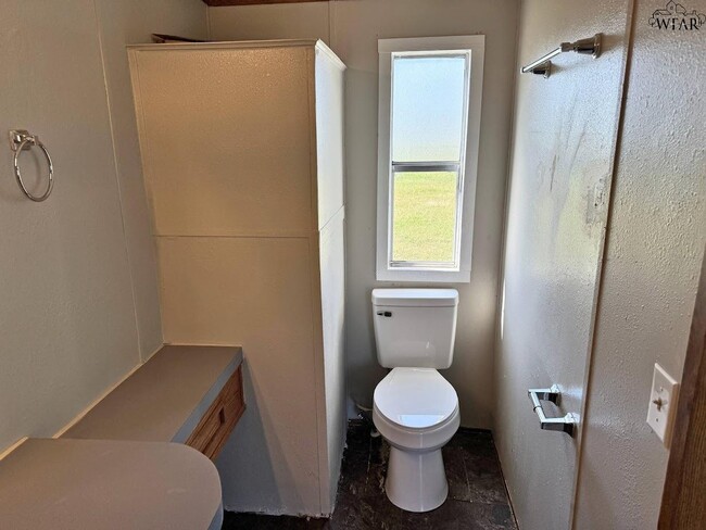 Building Photo - 314 W 6th St