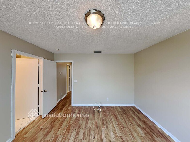 Building Photo - 4728 SW 13th Pl