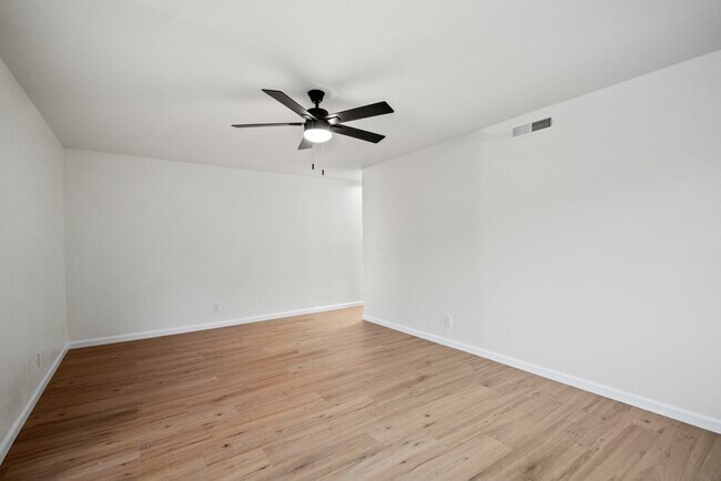 Building Photo - 441-443 Pheasant Ln