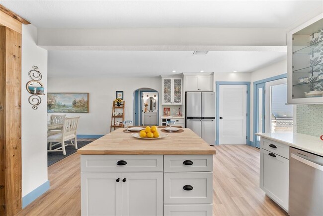 Building Photo - 759 Lantana Ave