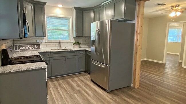 Building Photo - 403 Parkwood Dr