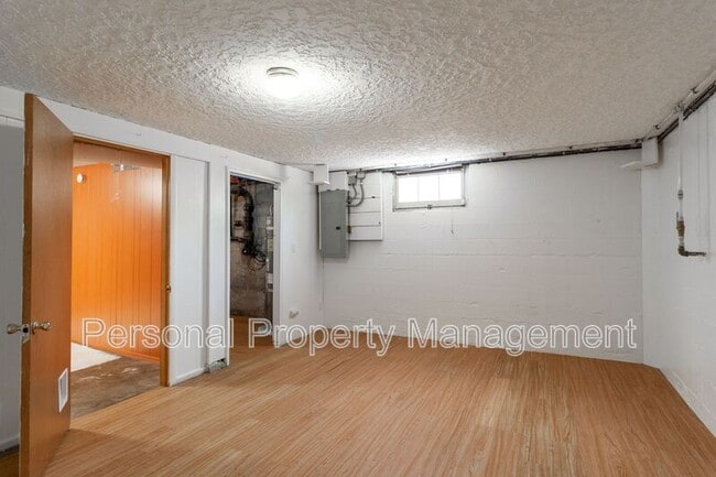 Building Photo - 4313 NE Valley View Ln