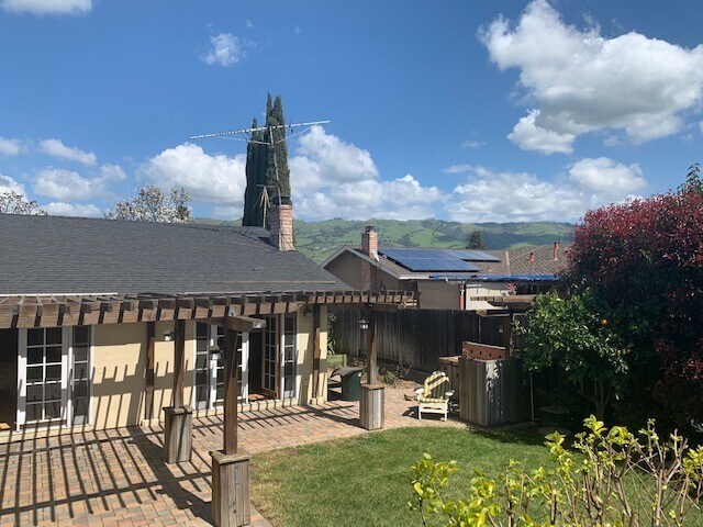 Building Photo - Beautifully Remodeled Evergreen house - hardwood, granite, A/C, stainless - Dogs welcome