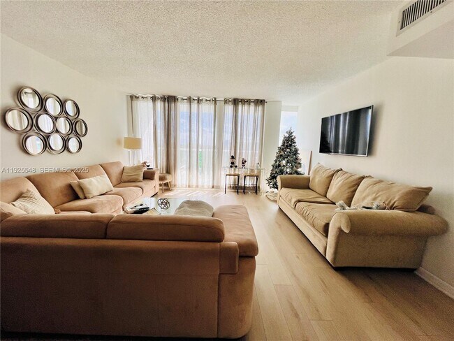 Building Photo - 100 Bayview Dr