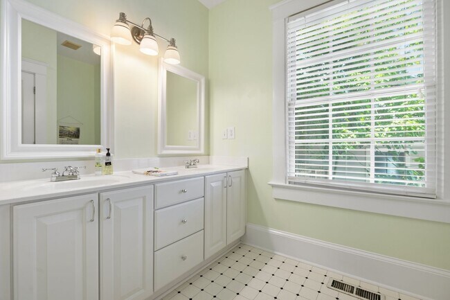 Building Photo - Downtown Raleigh Bungalow: Available September 11th