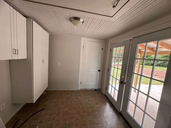 Building Photo - 2 Bedroom One Story Home on Over an Acre Lot