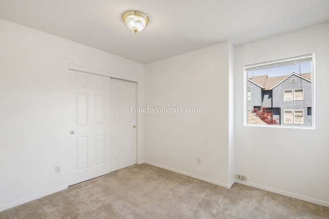 Building Photo - Newly Updated 2 Bed/2 Bath Home in Private...