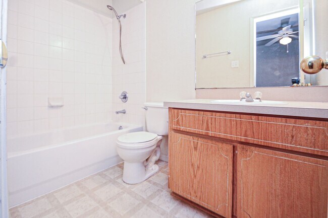 Building Photo - Spacious 3BR/2BA Fourplex with Private Backyard