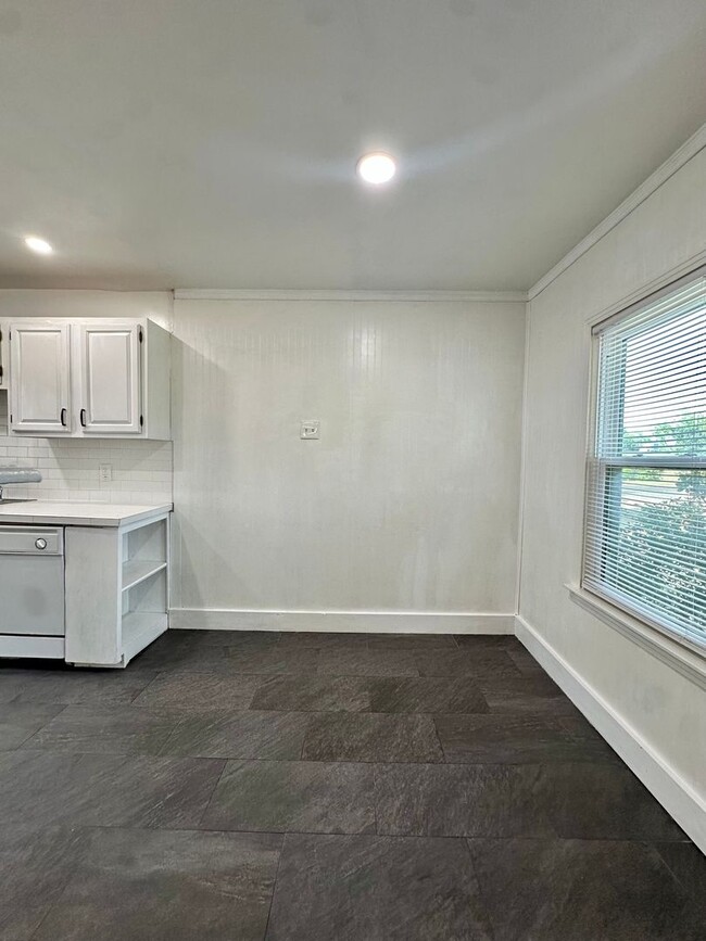 Building Photo - 1605 Kenwood Dr