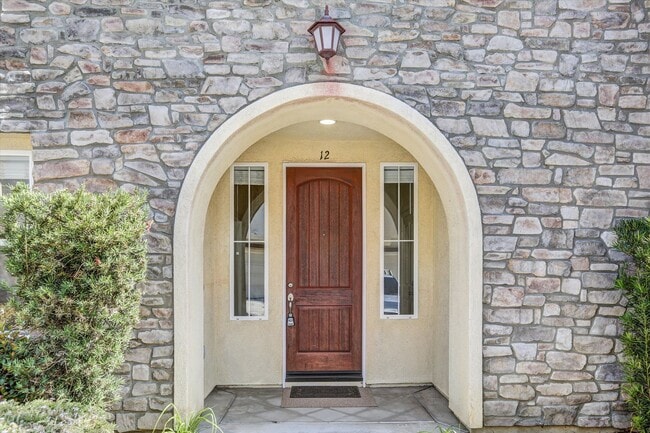 Building Photo - Move In Special $1000 Off - 3BD/3.5BA Detached Townhouse w/ 2 Car Garage