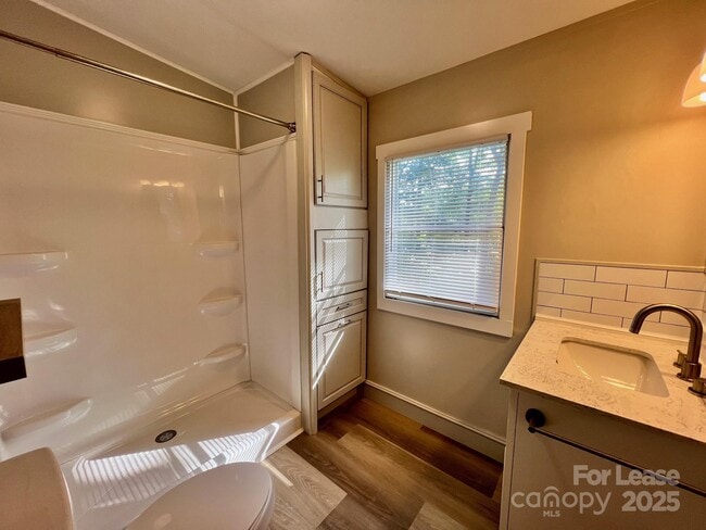 Building Photo - 491 Robinson Rd