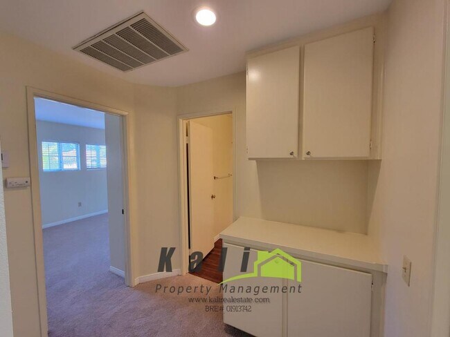 Building Photo - 2096 Northshore Dr