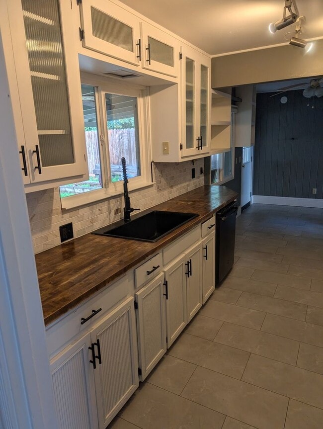 Building Photo - Large Family Home