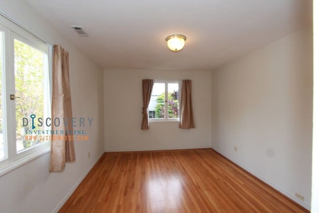 Building Photo - Desirable Elmwood Split Level Townhouse