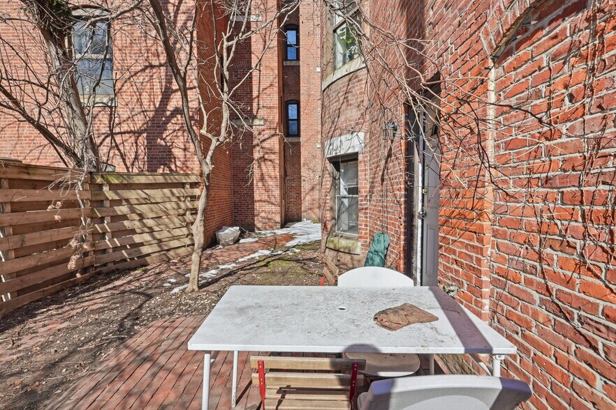 Building Photo - 102 Gainsborough St
