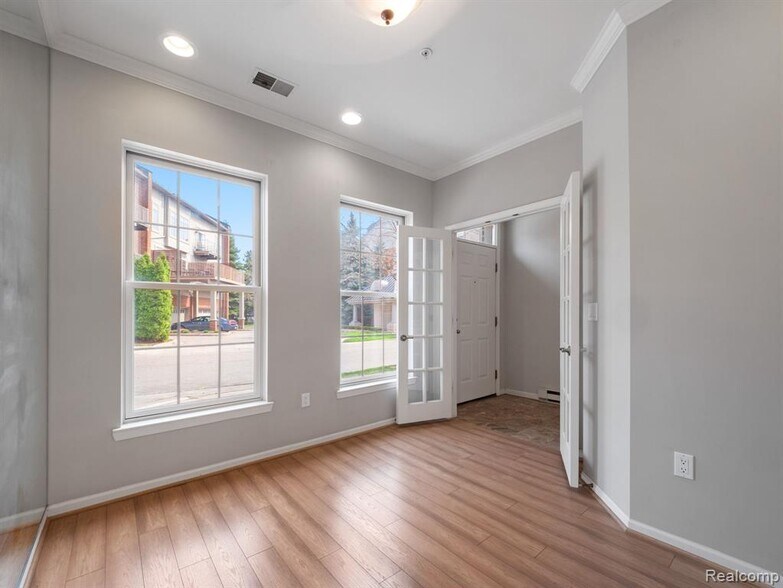 Building Photo - 502 Graten St