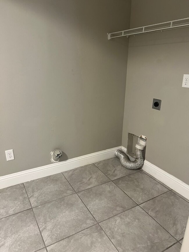 Building Photo - Pet Freindly Townhome