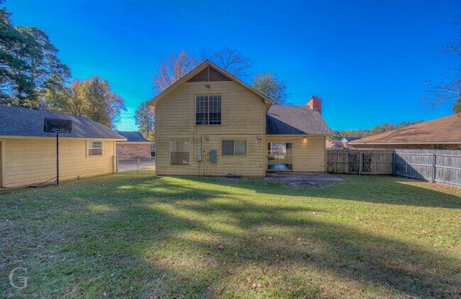 Building Photo - 4 Bedroom 2 bathroom