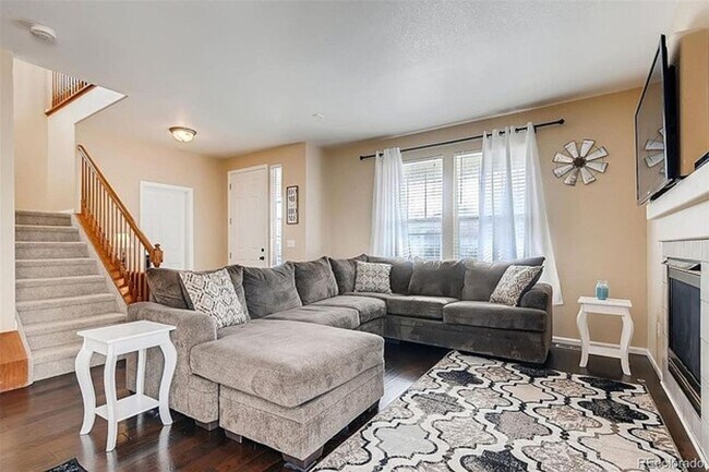 Building Photo - Stunning 3 bed 2.5 ba home for rent at Murphy Creek neighborhood Aurora CO 80018