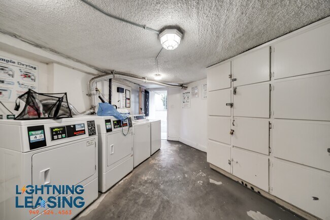 Building Photo - 1325 N Harvard Blvd