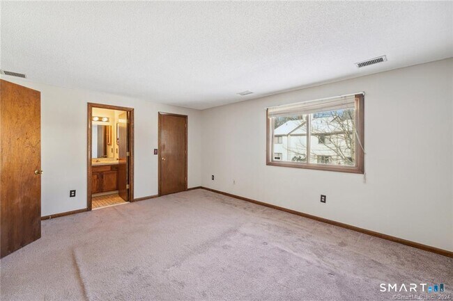 Building Photo - 17 Oak Forest Dr