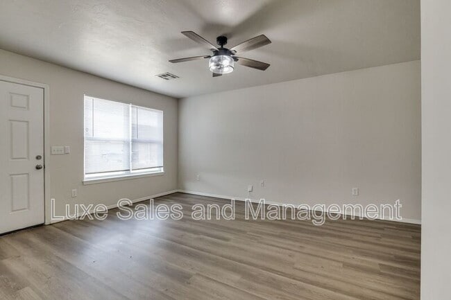 Building Photo - 1736 W Palm Pl