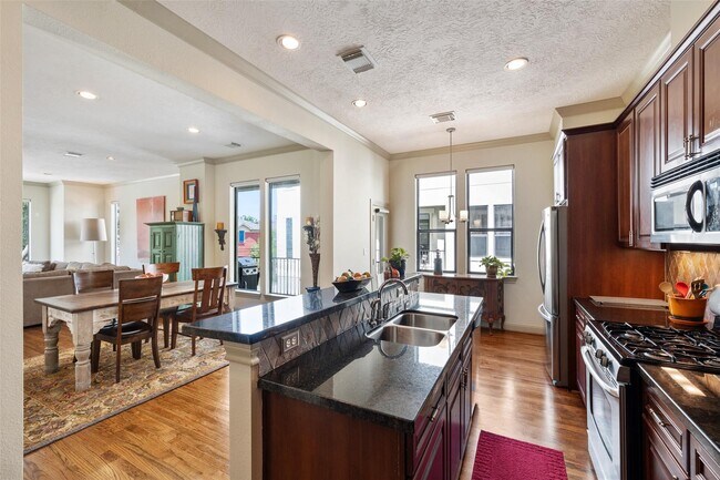 Building Photo - 1320 W 25th St
