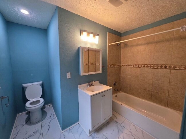 Building Photo - 3 Bedroom Home Near Zoo & Parks!