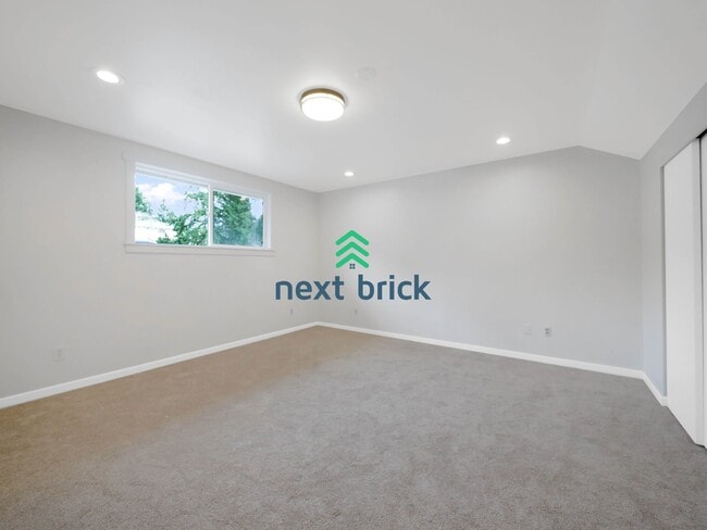 Building Photo - Beautiful 5-Bed Single-Family Home in Prime Kirkland Location!