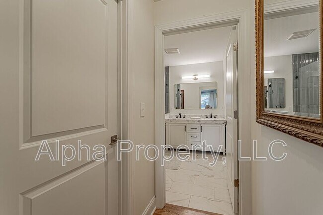 Building Photo - 804 N Weston St