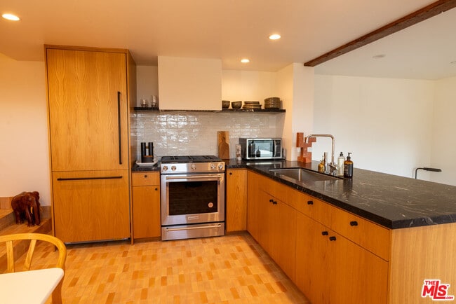 Building Photo - 2516 Silver Lake Terrace