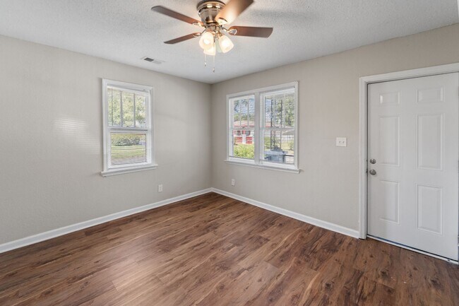 Building Photo - Bright & Stylish 3-Bedroom Home Near Downtown Savannah