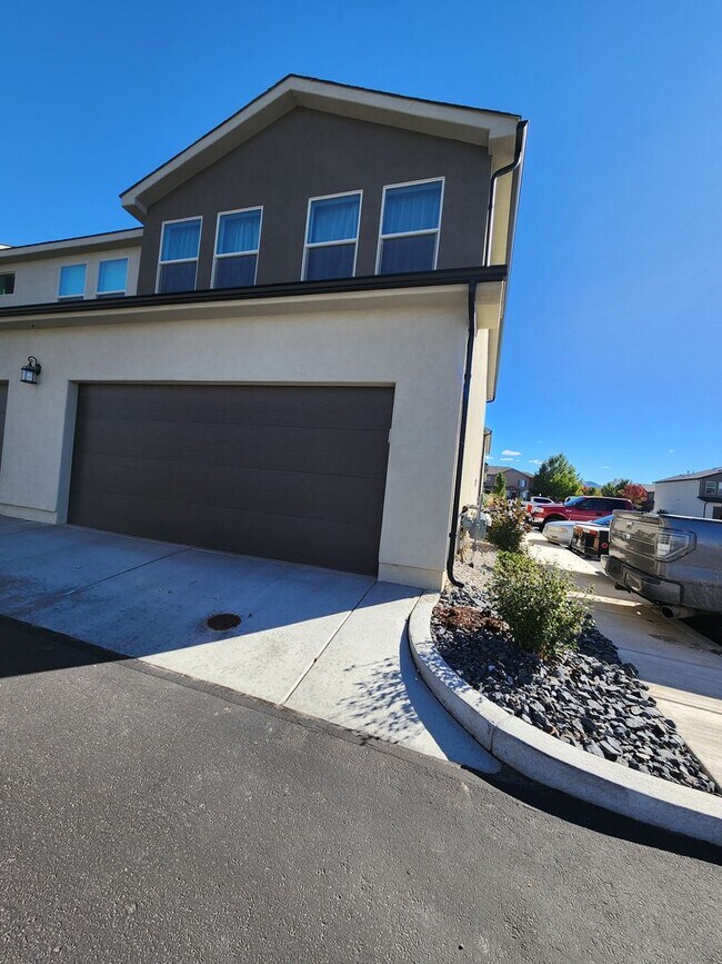 Building Photo - Beautiful Modern Townhome with Spacious La...
