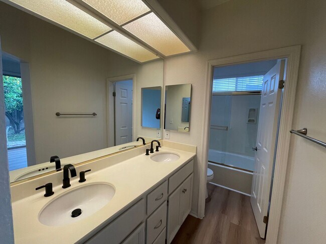 Building Photo - 3br/2ba Home on corner lot