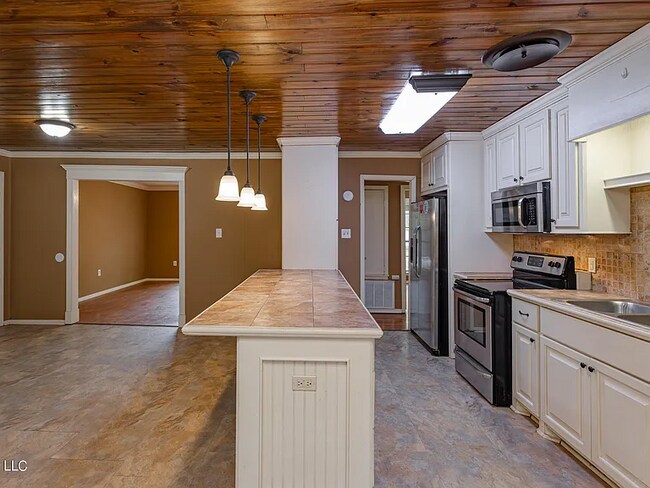 Building Photo - 400 Oakhill Cir